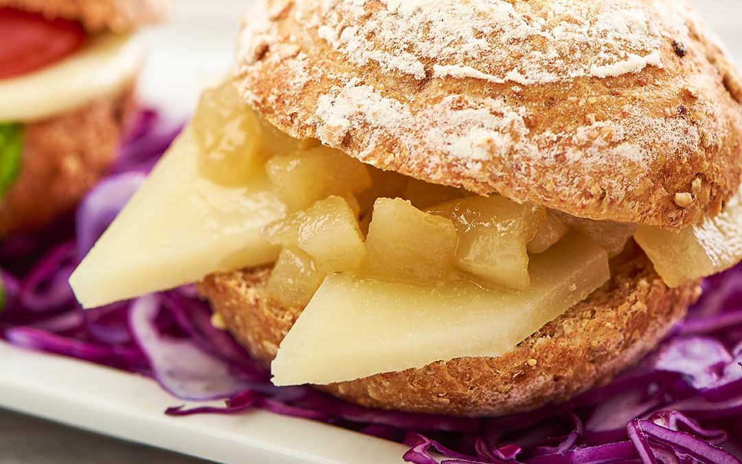 pane rusticano pecorino e pere caramellate