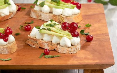 Open sandwich Rusticano con avocado e ribes